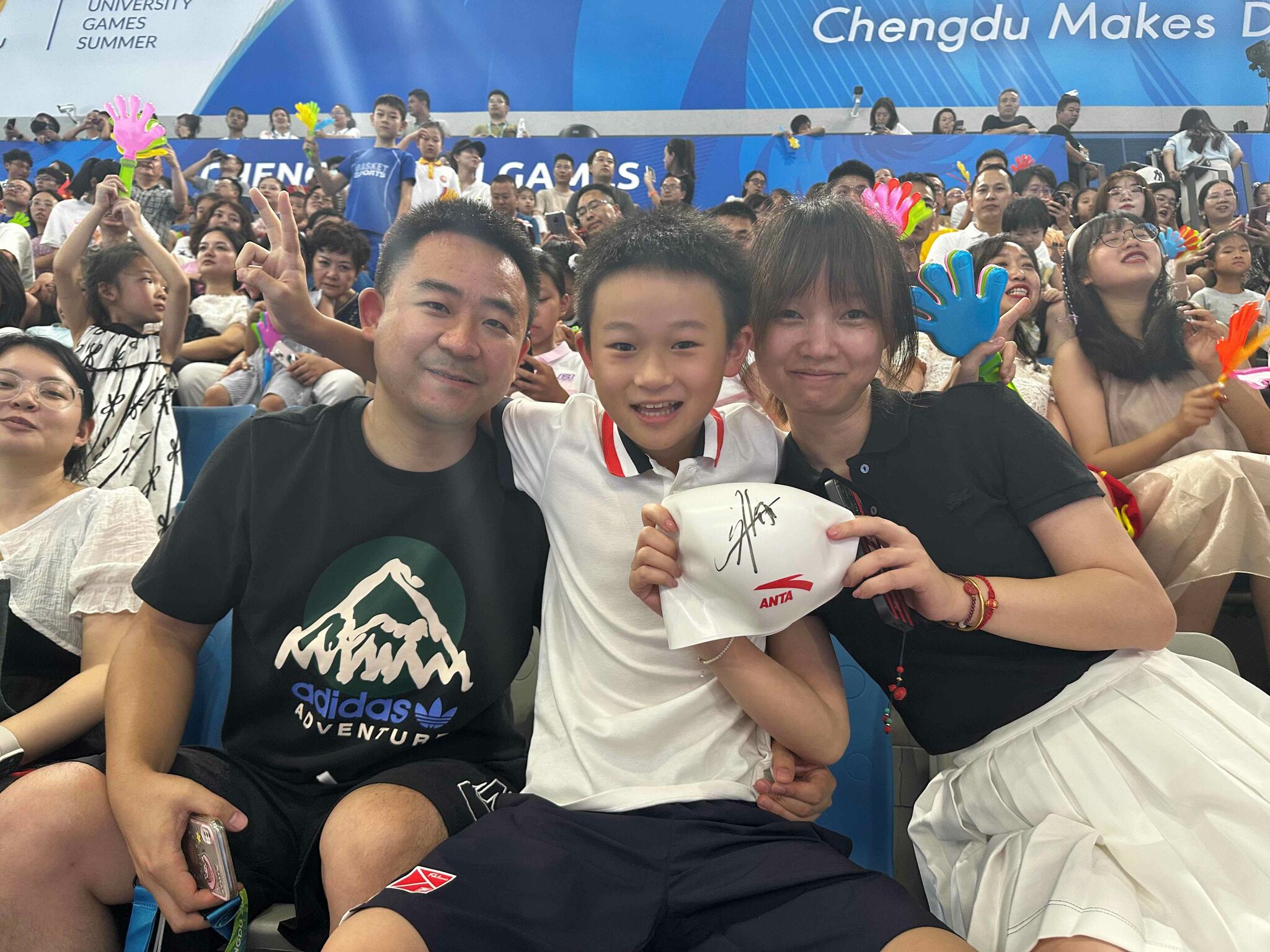 Family Liu with their precious gift   Zhang Yufei's swim cap