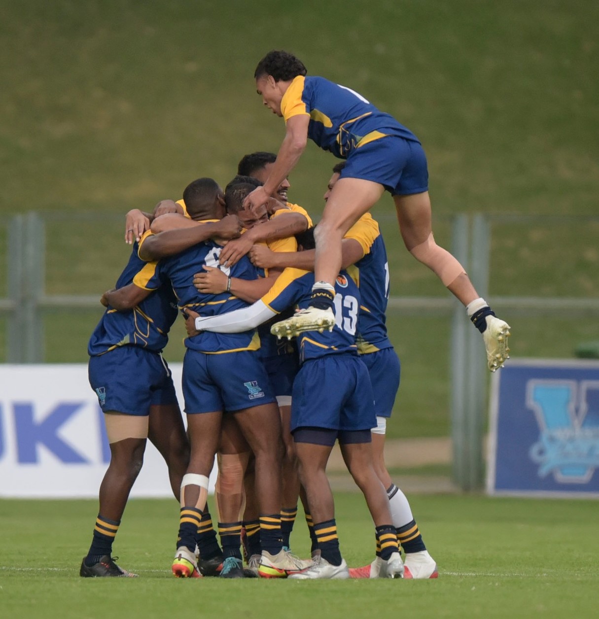 Pic 4 UWC Men celebrate Varsity 7s