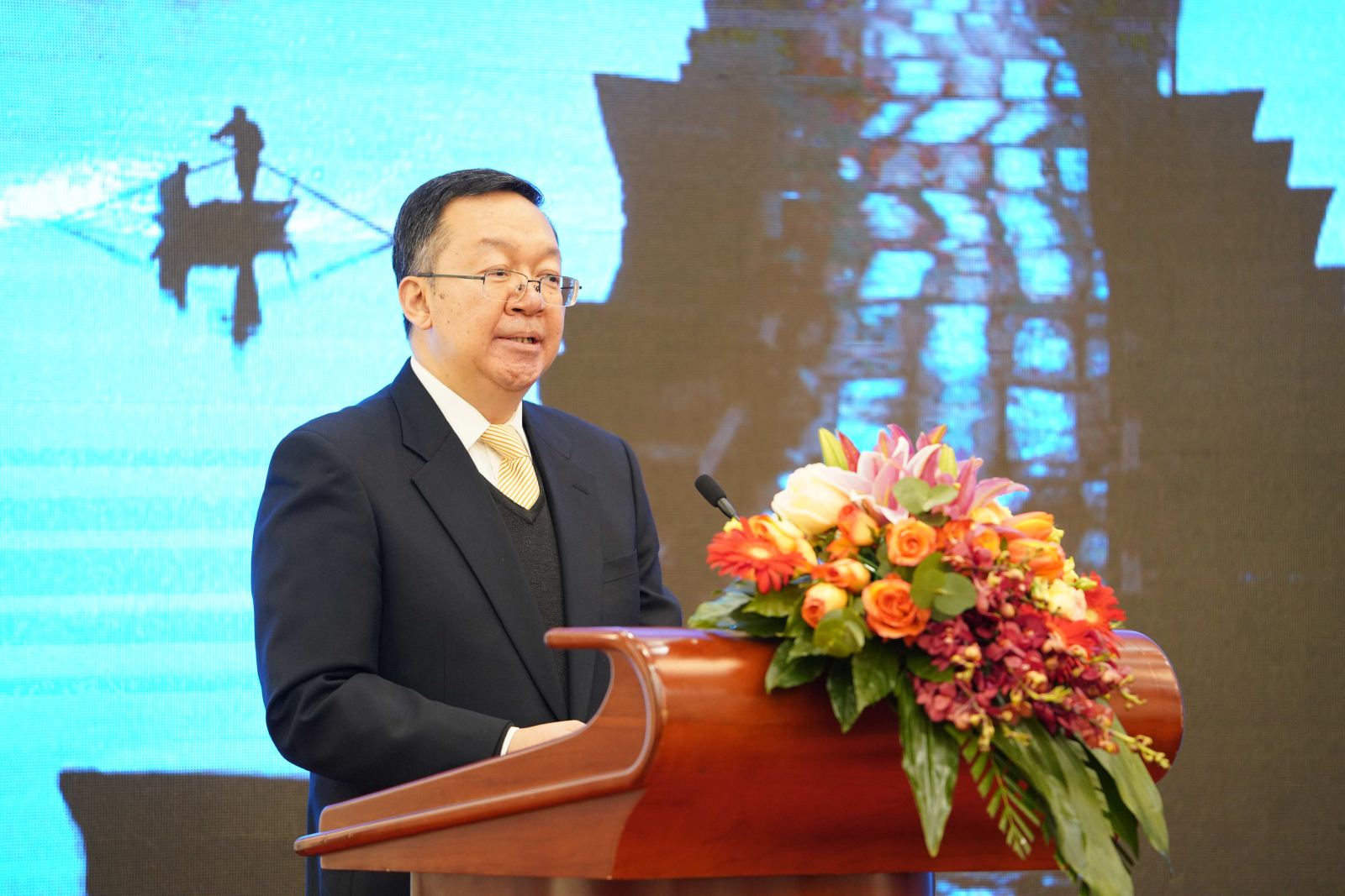 Tian Xuejun, Vice Minister of Education and FUSC President, gave a speech in the press conference