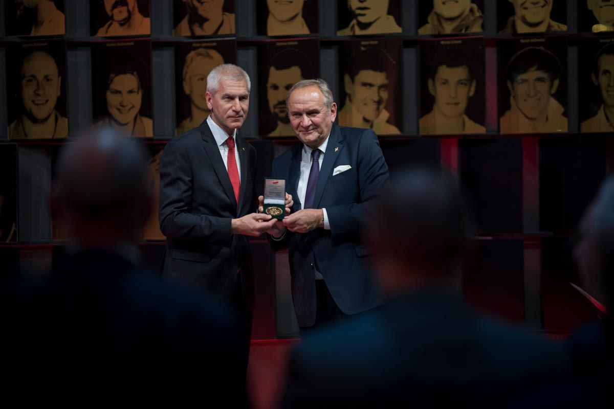 Prezydent FISU wręcza Nagrodę Jana Petitjana Polskiemu Komitetowi Olimpijskiemu