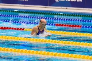 Leah Hayes swims bold and bald - FISU